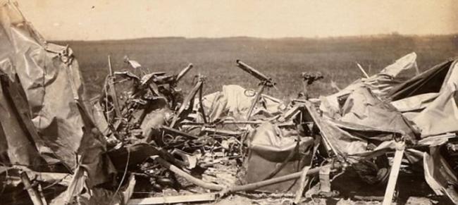 比格的照片中有坠毁的战机残骸。