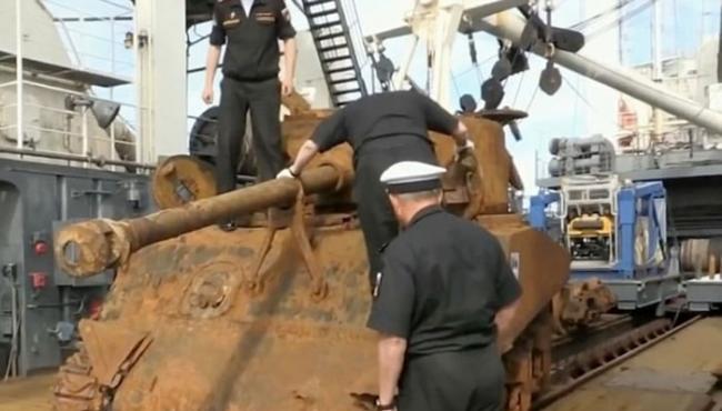 俄罗斯北海舰队打捞出沉于大海70多年的美军二战坦克