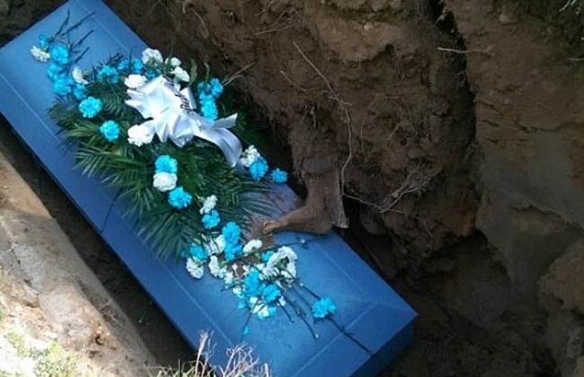 美国新泽西州男子下葬入土一刻 惊见腐烂人脚从旁边墓穴里伸过来
