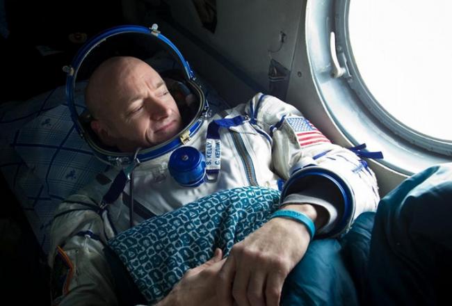 2011年，航天员史考特． 凯利在国际太空站停留了六个月后返回地球，降落在哈萨克的阿尔卡雷克（Arkalyk）附近。 他搭上俄罗斯的搜救直升机，望着窗外，准备出