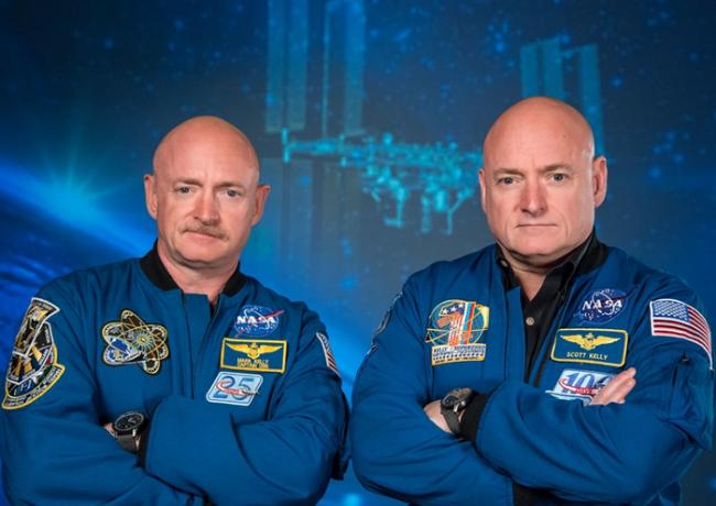 航天员史考特． 凯利（右）在准备前往国际太空站执行为期一年的任务之前，和他的双胞胎兄弟前航天员马克． 凯利（Mark Kelly）一起出席一项宣传活动。 PHO
