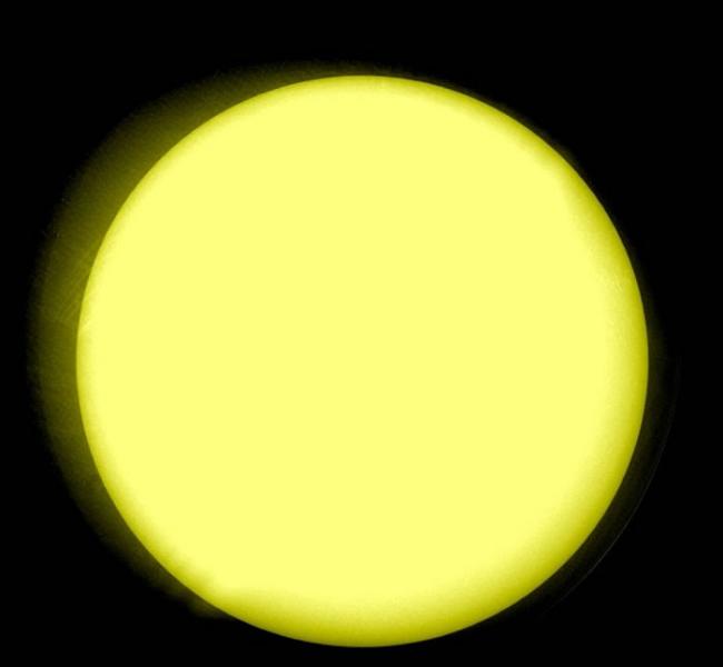 NASA发放的最新照片，显示太阳表面几乎没有肉眼看得见的黑子活动。