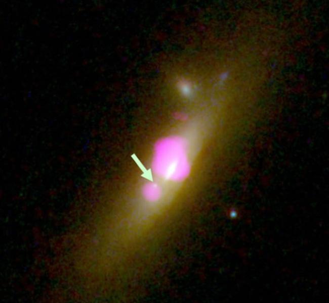 美国天体物理学家发现拥有两个黑洞的稀有星系，其中一个黑洞十分“瘦小”