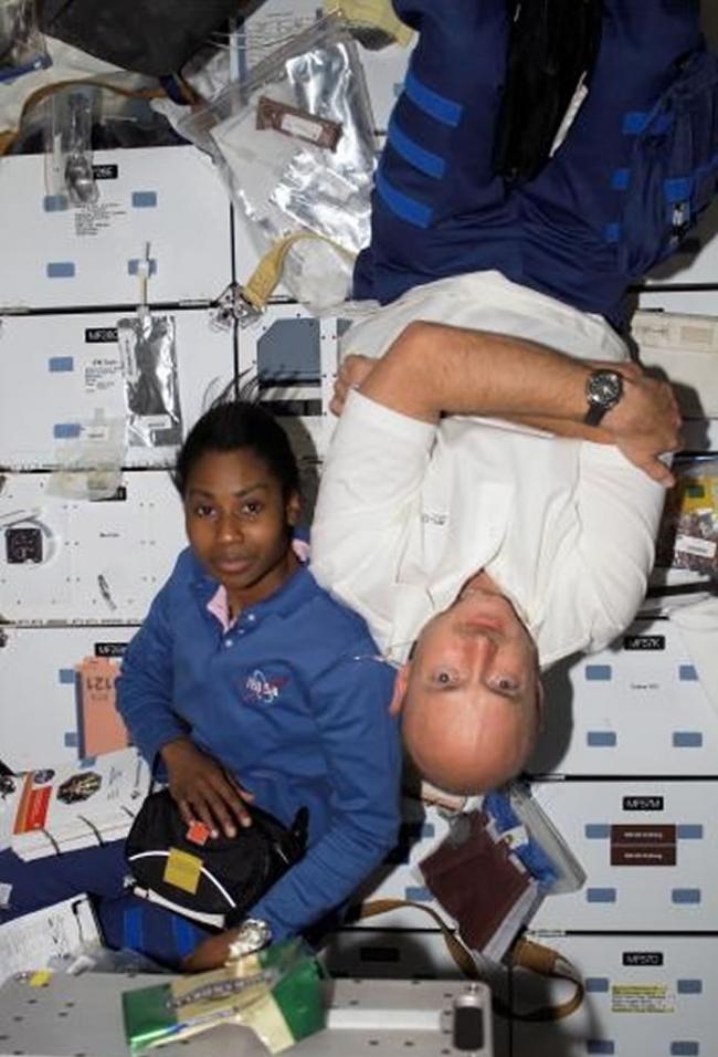 2006年，发现号航天飞机停靠国际太空站的时候，航天员史达夫妮． 威尔森（Stephanie D. Wilson）和马克． 凯利飘浮在发现号航天飞机里。 PHO