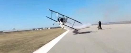 去年，曾有一架飞机在着陆时，险些撞上同跑道的摩托车特技表演员。