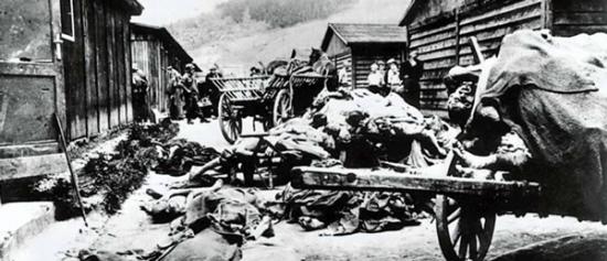 美军将集中营死难者遗体抬出 纳粹德国为修建秘密工厂曾致使4万人丧生