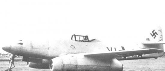 梅塞施密特-262作为首款可投入使用的喷气式战斗机 其部件曾在“水晶”中进行生产