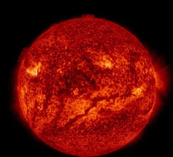 图片展示了2015年2月10日，太阳下半球表面巨大的蜿蜒暗条，形成了一条深色悲伤线。