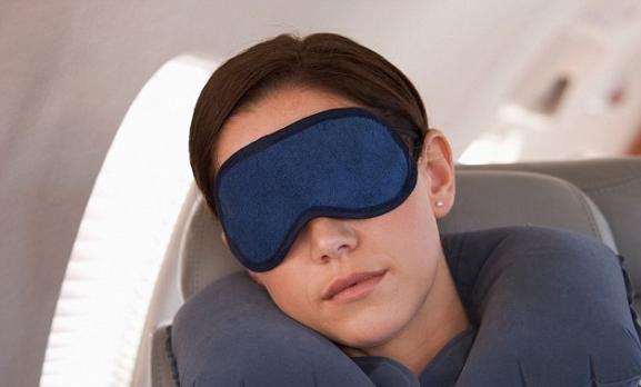 如此一来，在客机上要睡着便没有难度了。