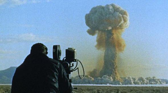 图中所示的为1957年一位摄影师正在拍摄核武器测试，内华达州是一处核武器试验场