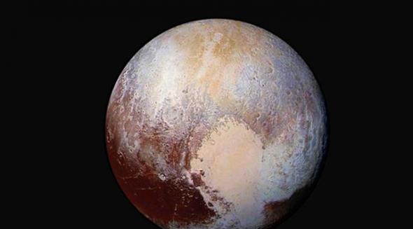 冥王星系统上也发现了水冰物质，科学家认为这颗2000公里直径的冥王星的岩石圈内层存在挥发性物质