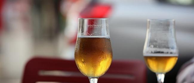 英国哈德斯菲尔德大学研究人员介绍最便于喝啤酒的酒杯