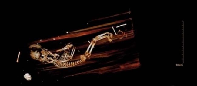 科学家扫描棺木，发现主教脚旁另有一具胎尸。