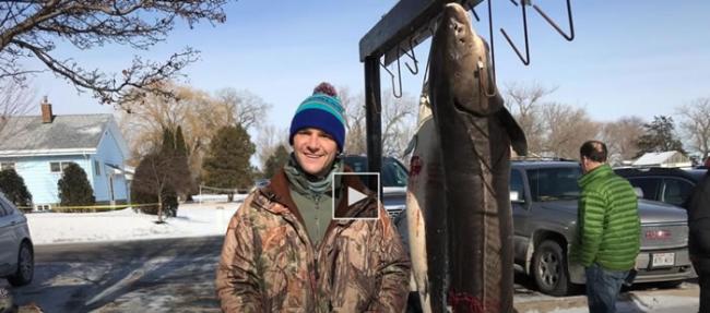 美国威斯康辛州渔民捕到重达77公斤130岁鲟鱼