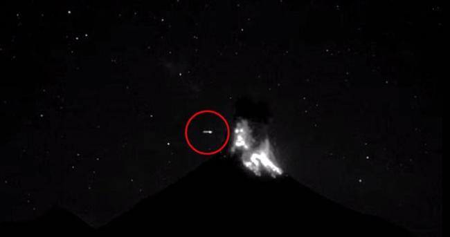 墨西哥火山喷发的“UFO目击事件”显示UFO“运送”外星人抵达地下基地？