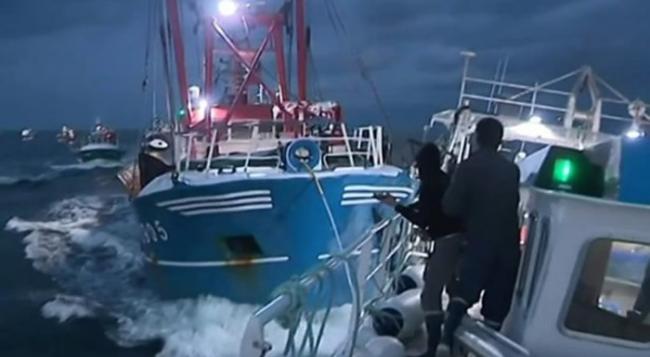 渔民就英伦海峡打捞带子对抗多年