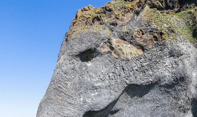冰岛赫马岛岸边亦有形似大象的岩石，不过就巨型得多。