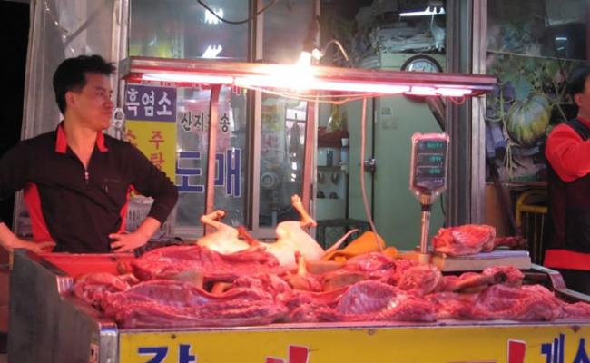 朝鲜官媒宣传狗肉有上佳的药用疗效，图为韩国的狗肉档。（资料图片）