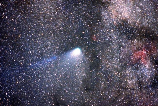 哈雷上次掠过地球是1986年的事，但每年仍能见到其残骸衍生出的流星雨。 PHOTOGRAPH BY NASA
