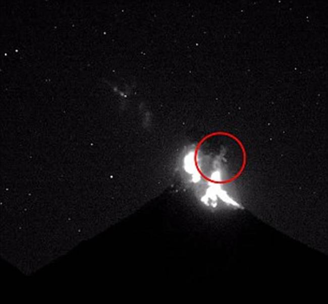 墨西哥火山喷发的“UFO目击事件”显示UFO“运送”外星人抵达地下基地？