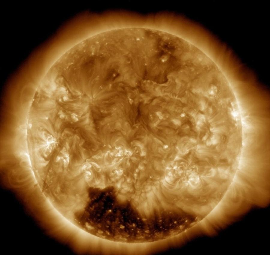 日冕洞是日冕的一个区域，这里的磁场没有回旋回太阳表面，而是伸展到了太空，并能喷射出比太阳其它地方更强的太阳风。