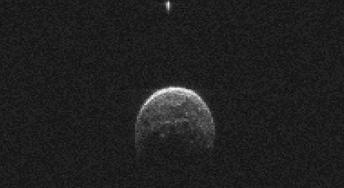 外星人猎人声称在近地小行星2004 BL86周围发现“长圆柱形飞船”