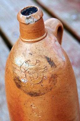 波兰科学家在格但斯克海岸发现200年前圣塔斯(Selters)矿泉水瓶 经检测瓶中的液体是酒