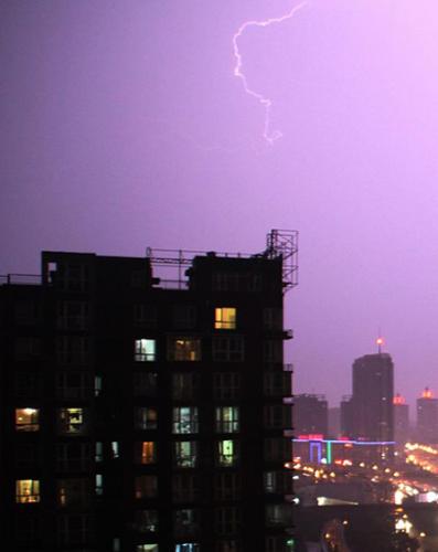 闪电划破北京夜空