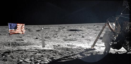 阿波罗登月计划中由哈苏相机进行拍摄，展示了月球表面真实的情景