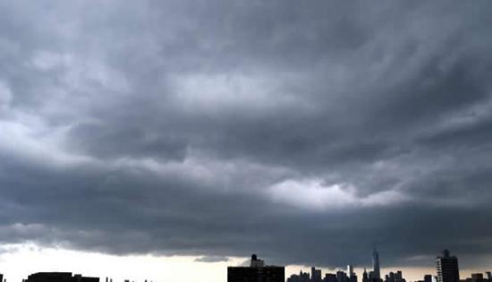 当地时间2014年7月2日，纽约遭遇雷雨天气，闪电划破夜空场面壮观。