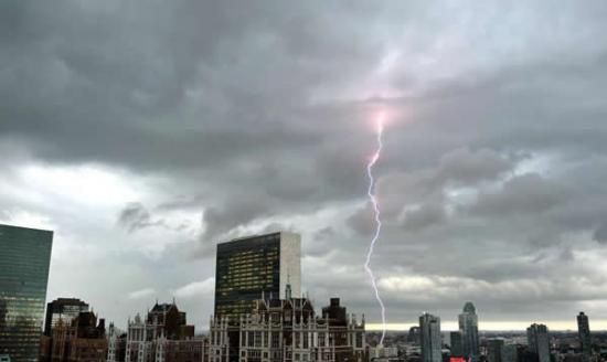当地时间2014年7月2日，纽约遭遇雷雨天气，闪电划破夜空场面壮观。