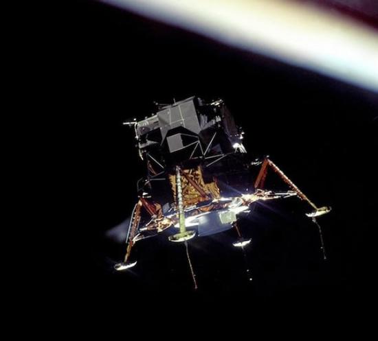 宇航员迈克尔•柯林斯拍摄尼尔•阿姆斯特朗和巴兹•奥尔德林乘坐的登月舱