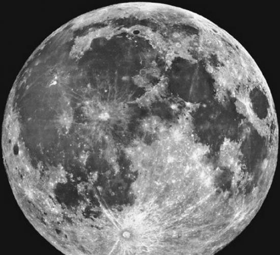 地球上看到超级月亮奇观时，月亮会比平时更亮，这是因为月球运行到近地点时恰逢满月