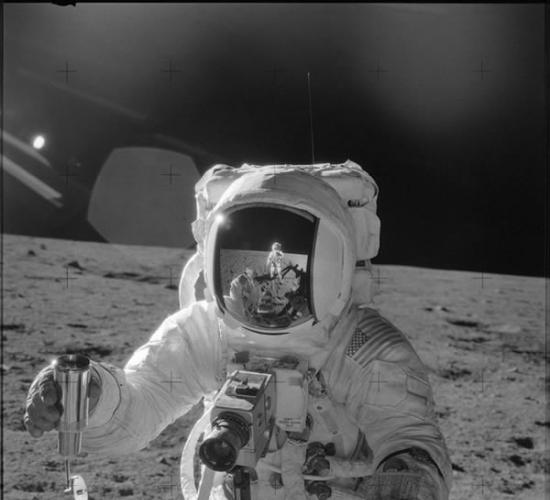 阿波罗12号的宇航员使用哈苏相机拍摄