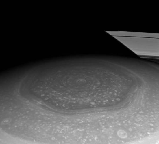 在这张拍摄于2012年11月的图片中，土星的“六边形”正处在阳光的照耀之下。在土星北极地区可以见到许多小型的风暴点，而土星标志性的星环也出现在背景中(上方右侧)