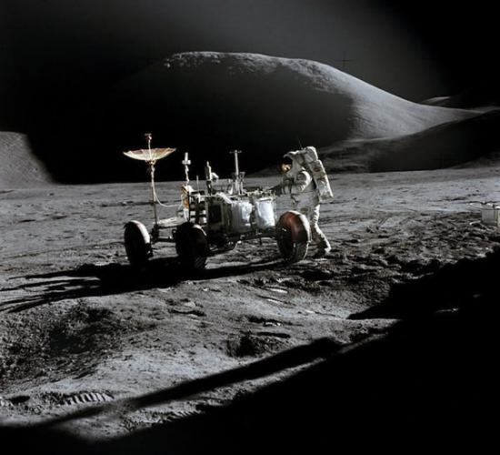 阿波罗15号宇航员詹姆斯•欧文在月球表面工作