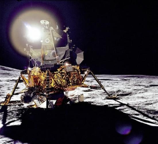 阿波罗14号登月舱在太阳照射下的情景