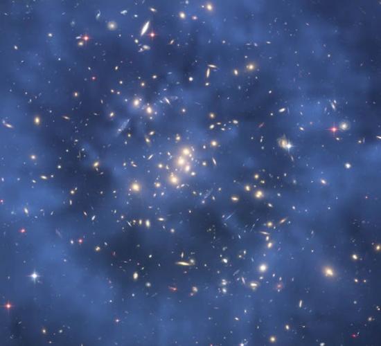 哈勃太空望远镜产生的复合图片显示了星系群Cl 0024+17附近如幽灵般的暗物质“环”。