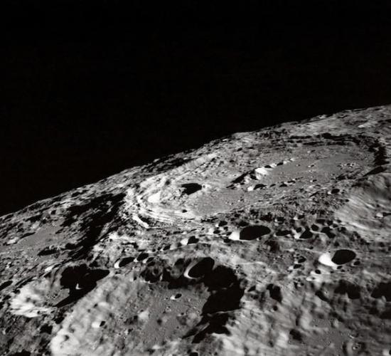 阿波罗10号的宇航员拍摄的月球撞击坑，宇航员正在为11号任务观测着陆地点