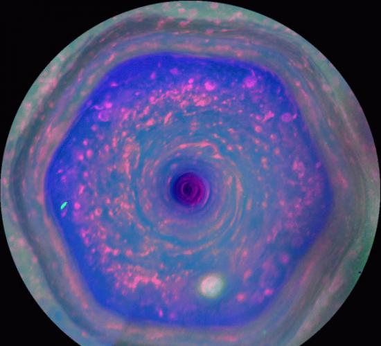 在本周NASA发布的高清图片上，可以看到盘旋在土星北极的独特六边形喷射气流――被称为“六边形”。这些图片由卡西尼号上面的相机拍摄，第一次展现了彩色滤镜下的“六边