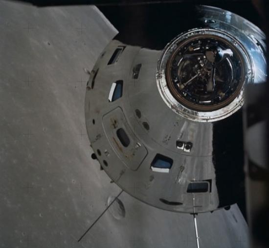 阿波罗17号指令舱对接的画面，由宇航员罗纳德•埃文斯拍摄