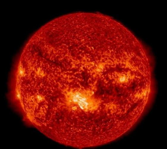 图像中明亮区域是11年太阳活动周期内最大的太阳耀斑，也可能是25年来观测最大的太阳耀斑。
