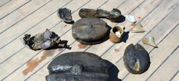 波兰科学家在格但斯克海岸发现200年前圣塔斯(Selters)矿泉水瓶 经检测瓶中的液体是酒