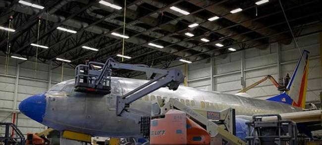 视频展示美国西南航空公司工作人员给波音737“密苏里1号”上漆全过程