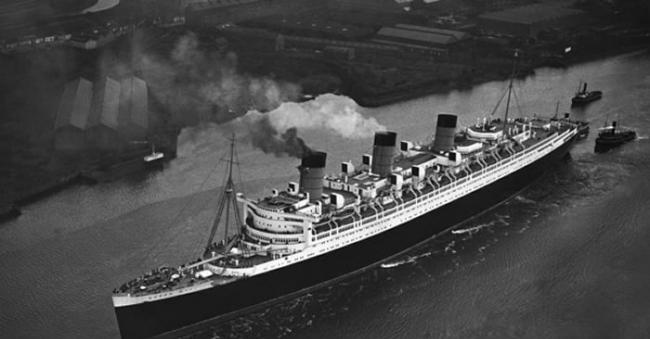 1936年就开始载客的皇后玛莉号，退役后一直停靠在长堤港边，成为观光景点。