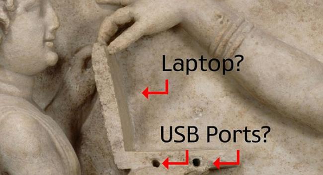 “电脑”旁边更有两个疑似USB插头的圆孔（下）。