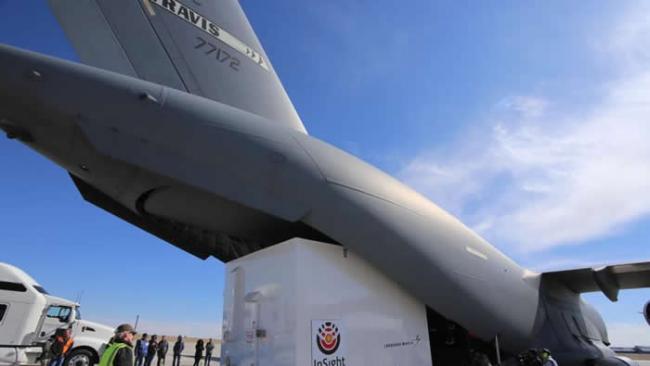 在科罗拉多州的巴克利空军基地（Buckley Air Force Base）内，工作人员正将美国航太总署的洞察号太空船装进货机内，准备运往加州的范登堡空军基地。