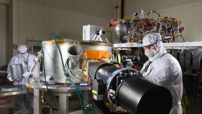 美国航太总署的工程师正在无尘室内，为洞察号太空船任务进行组装和测试工作。此照片拍摄于2015年。 PHOTOGRAPH BY LOCKHEED MARTIN,