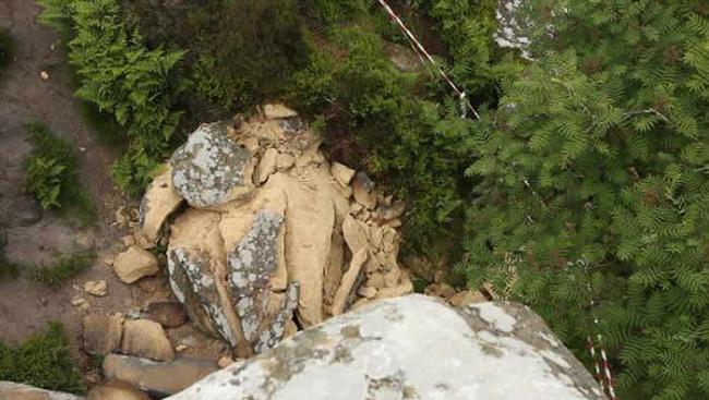 英国北约克郡5名年轻人刻名推毁亿年前冰河时期留下的“布里姆汉姆岩”