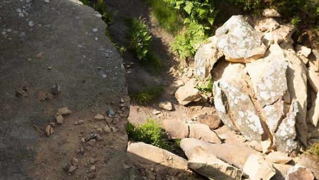 英国北约克郡5名年轻人刻名推毁亿年前冰河时期留下的“布里姆汉姆岩”